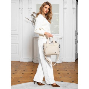 Niewielka shopperka damska z poliestru w beżowym kolorze z dopinanym paskiem - Peterson