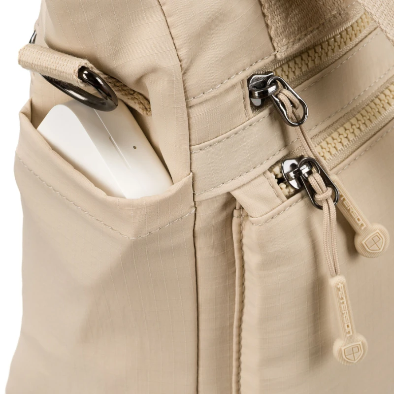 Niewielka shopperka damska z poliestru w beżowym kolorze z dopinanym paskiem - Peterson