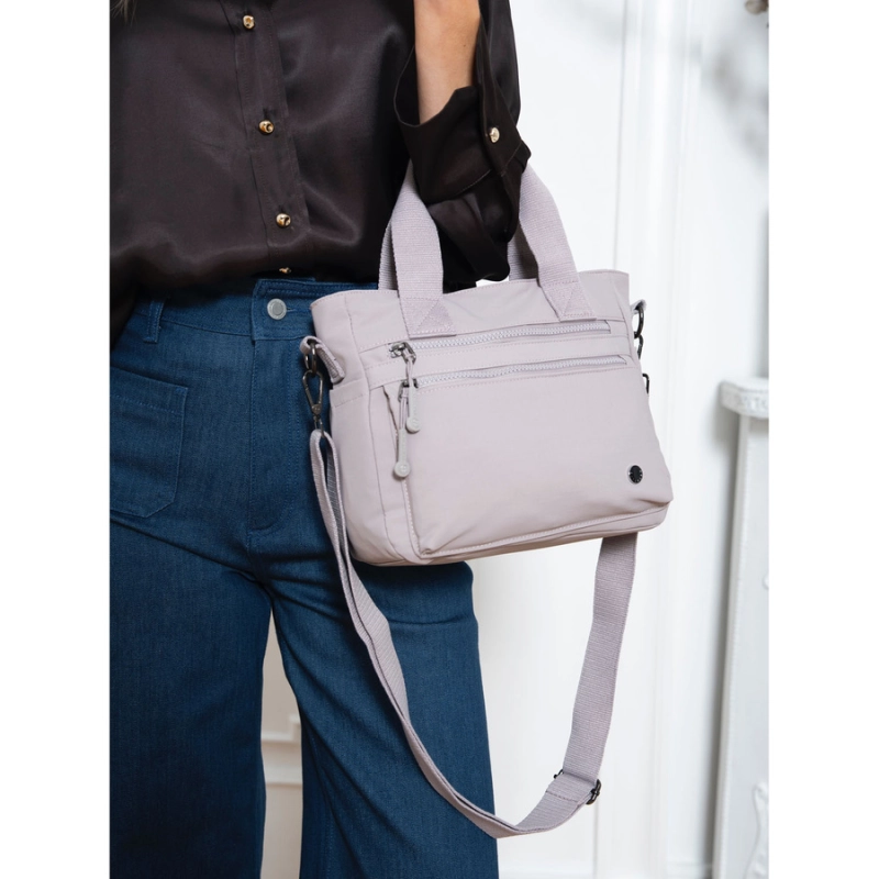 Niewielka shopperka damska z poliestru w kolorze lila z kieszeniami zamykanymi na suwak - Peterson