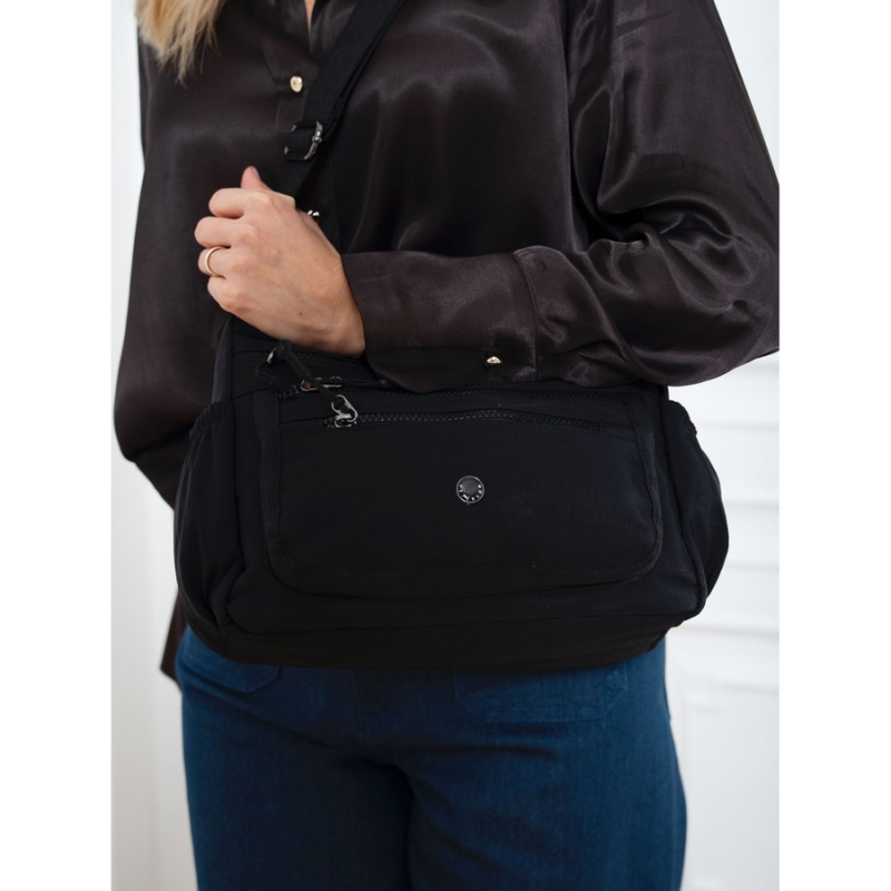 czarna torebka damska crossbody z regulowanym paskiem