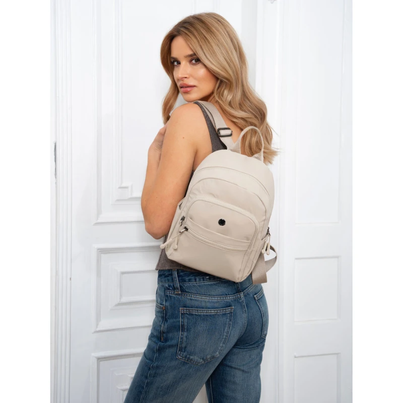 Beżowy, jednokomorowy plecak damski z poliestru zawieszony na regulowanych szelkach - Peterson