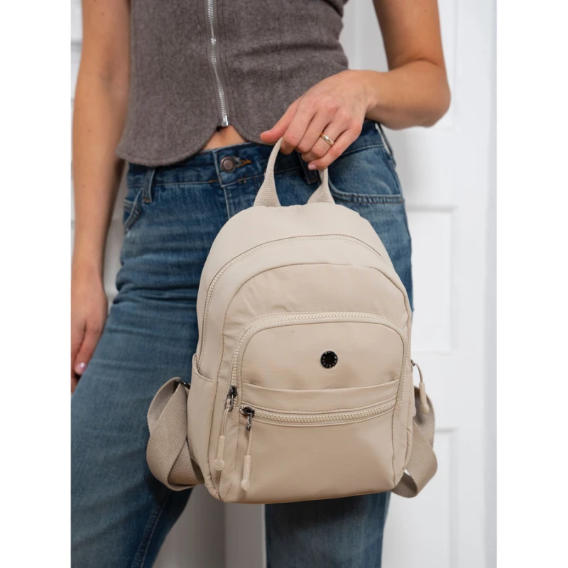 Beżowy, jednokomorowy plecak damski z poliestru zawieszony na regulowanych szelkach - Peterson