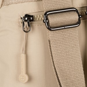 Beżowy, jednokomorowy plecak damski z poliestru zawieszony na regulowanych szelkach - Peterson