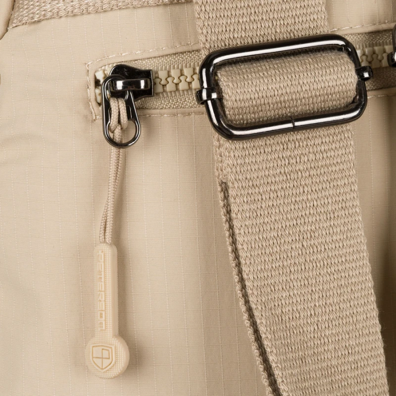 Beżowy, jednokomorowy plecak damski z poliestru zawieszony na regulowanych szelkach - Peterson