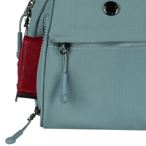 Niewielki plecak damski z poliestru w niebieskim kolorze z kieszonkami zamykanymi na suwak - Peterson