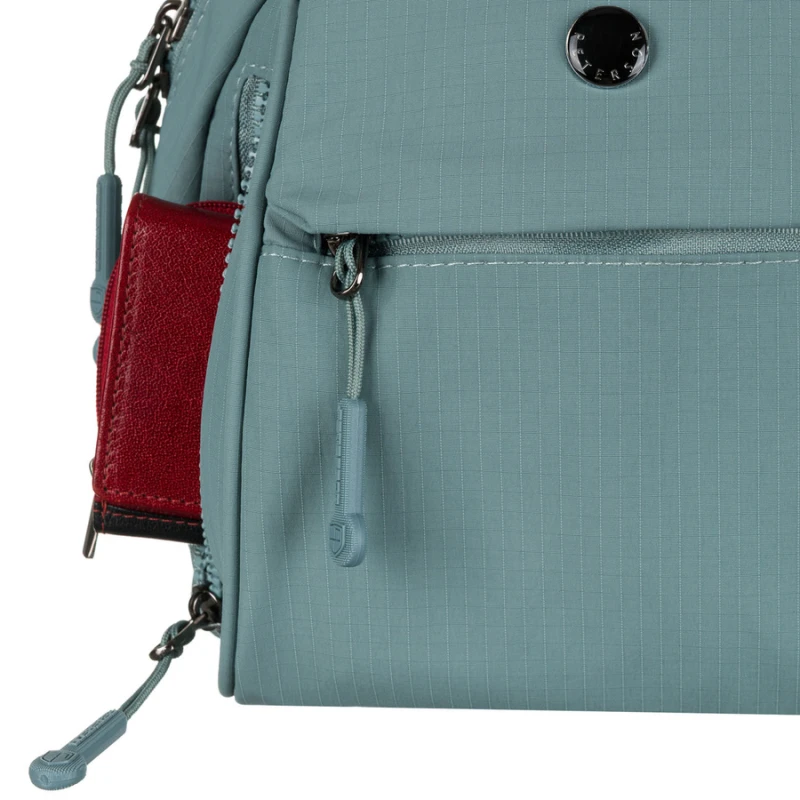 Niewielki plecak damski z poliestru w niebieskim kolorze z kieszonkami zamykanymi na suwak - Peterson