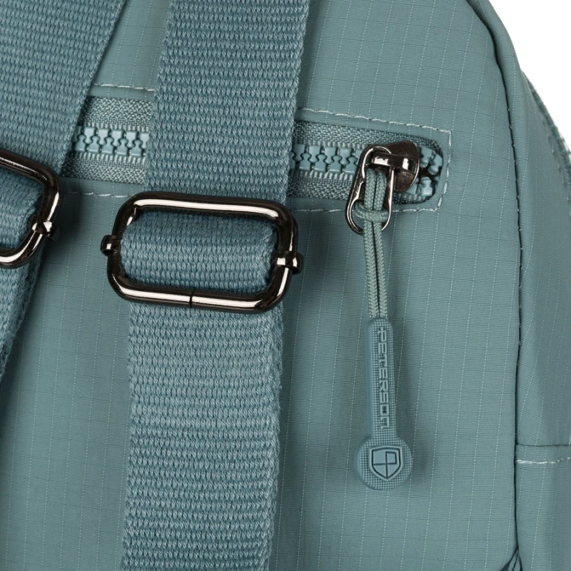 Niewielki plecak damski z poliestru w niebieskim kolorze z kieszonkami zamykanymi na suwak - Peterson