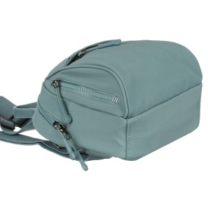 Niewielki plecak damski z poliestru w niebieskim kolorze z kieszonkami zamykanymi na suwak - Peterson