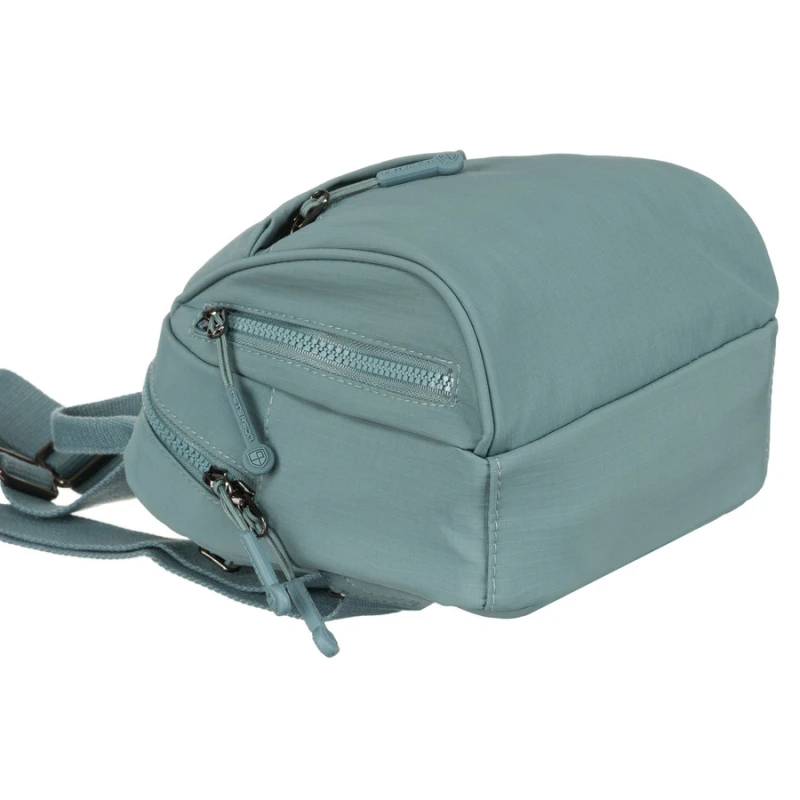 Niewielki plecak damski z poliestru w niebieskim kolorze z kieszonkami zamykanymi na suwak - Peterson