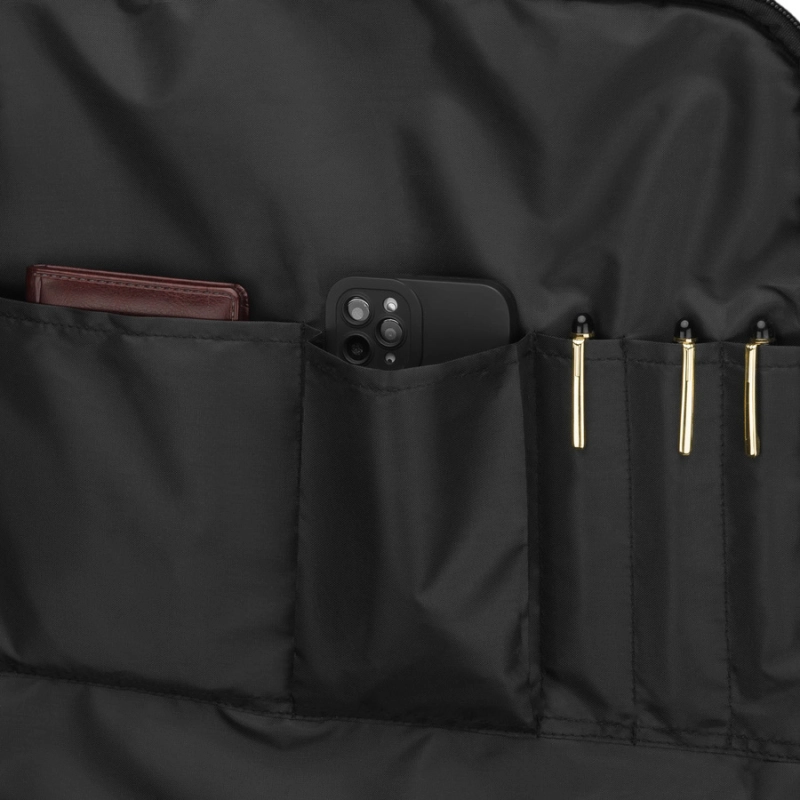 Podróżny, czarny plecak wykonany z poliestru, zawieszony na regulowanych szelkach - Peterson