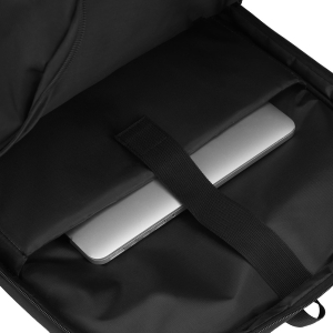 Podróżny, czarny plecak wykonany z poliestru, zawieszony na regulowanych szelkach - Peterson