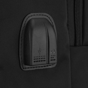 Podróżny, czarny plecak wykonany z poliestru, zawieszony na regulowanych szelkach - Peterson