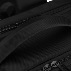 Podróżny, czarny plecak wykonany z poliestru, zawieszony na regulowanych szelkach - Peterson