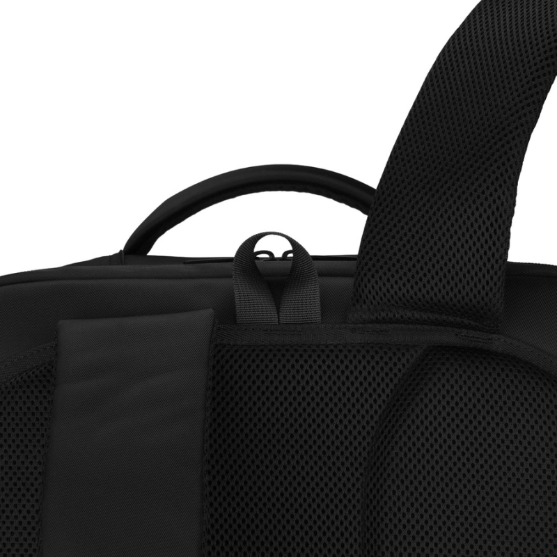 Podróżny, czarny plecak wykonany z poliestru, zawieszony na regulowanych szelkach - Peterson