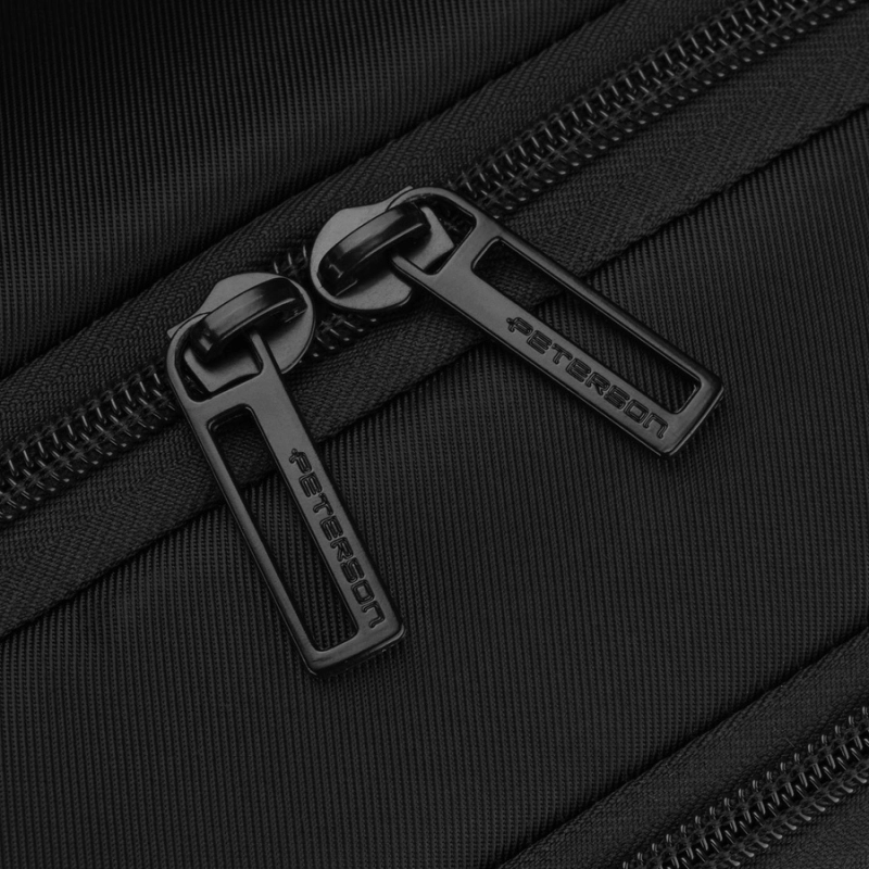 Podróżny, czarny plecak wykonany z poliestru, zawieszony na regulowanych szelkach - Peterson