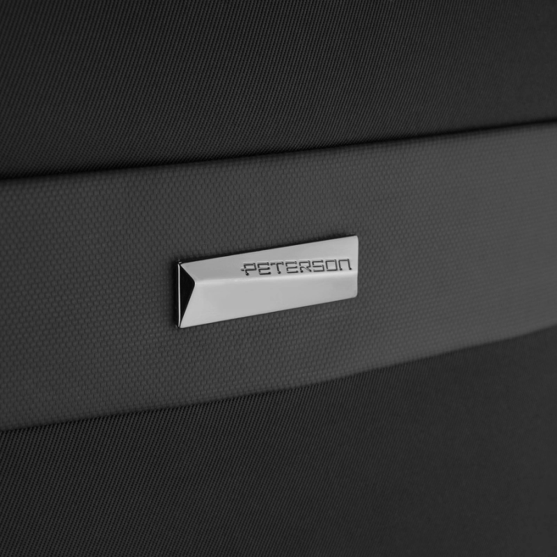 Podróżny, czarny plecak wykonany z poliestru, zawieszony na regulowanych szelkach - Peterson