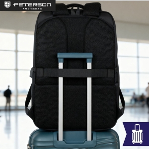 Podróżny, czarny plecak wykonany z poliestru, zawieszony na regulowanych szelkach - Peterson
