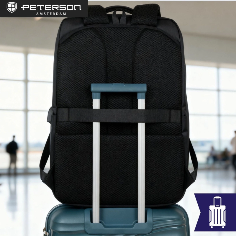 Podróżny, czarny plecak wykonany z poliestru, zawieszony na regulowanych szelkach - Peterson
