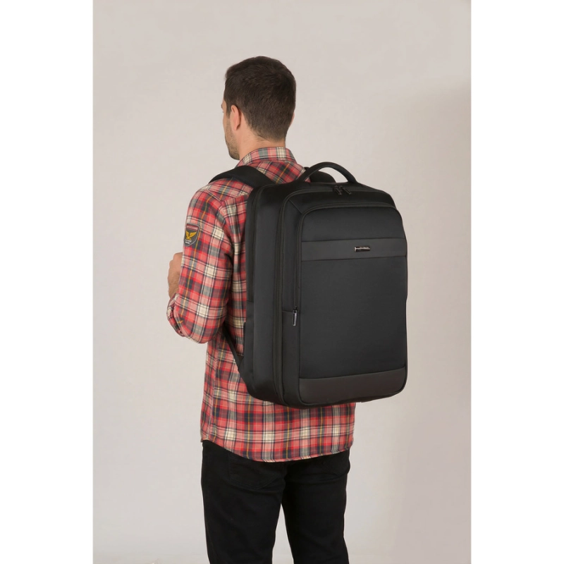 Podróżny, czarny plecak wykonany z poliestru, zawieszony na regulowanych szelkach - Peterson