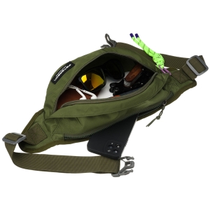 Praktyczna, pojemna saszetka z poliestru w zielonym kolorze, zamykana suwakiem ze stylowym karabińczykiem - Peterson