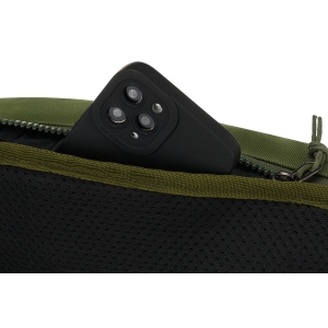 Praktyczna, pojemna saszetka z poliestru w zielonym kolorze, zamykana suwakiem ze stylowym karabińczykiem - Peterson