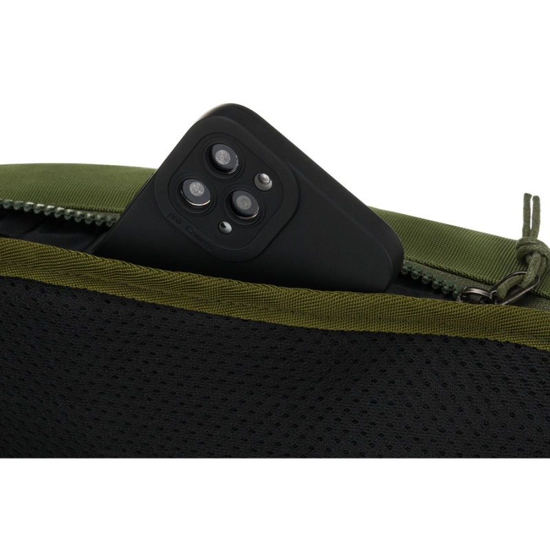 Praktyczna, pojemna saszetka z poliestru w zielonym kolorze, zamykana suwakiem ze stylowym karabińczykiem - Peterson