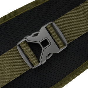 Praktyczna, pojemna saszetka z poliestru w zielonym kolorze, zamykana suwakiem ze stylowym karabińczykiem - Peterson