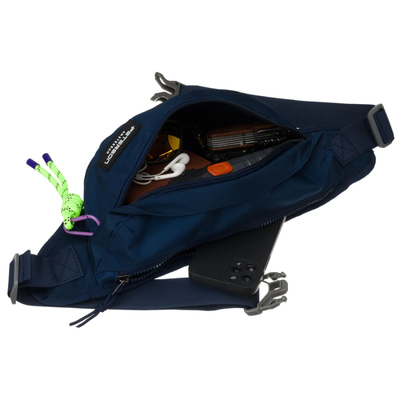 Granatowa, sportowa i pojemna saszetka z poliestru ze stylowym karabińczykiem - Peterson