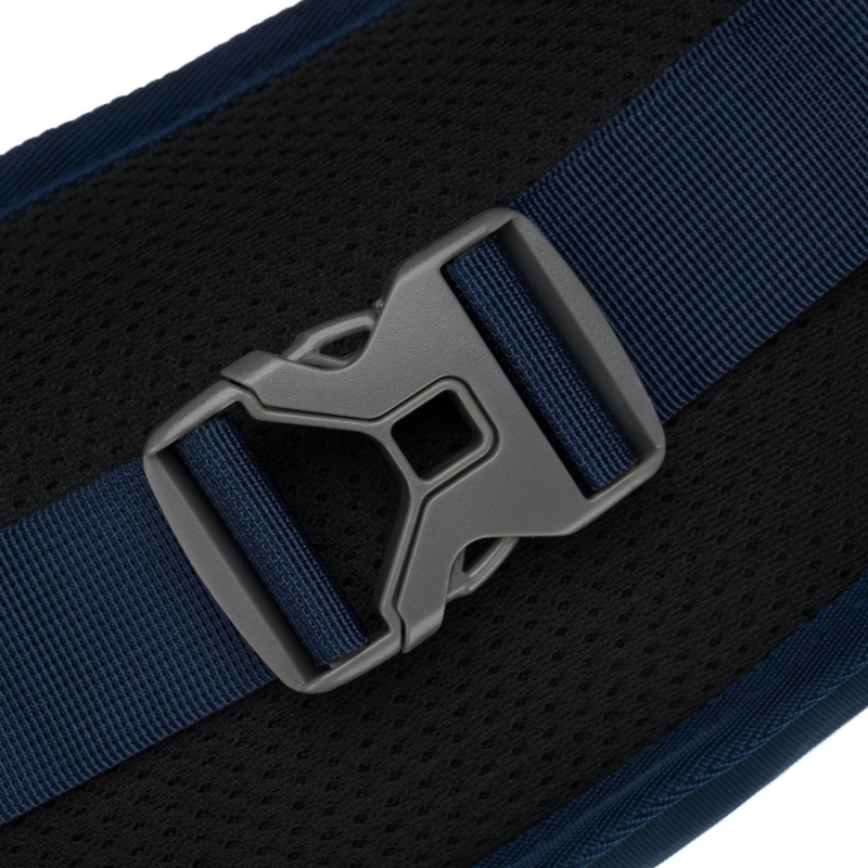 Granatowa, sportowa i pojemna saszetka z poliestru ze stylowym karabińczykiem - Peterson