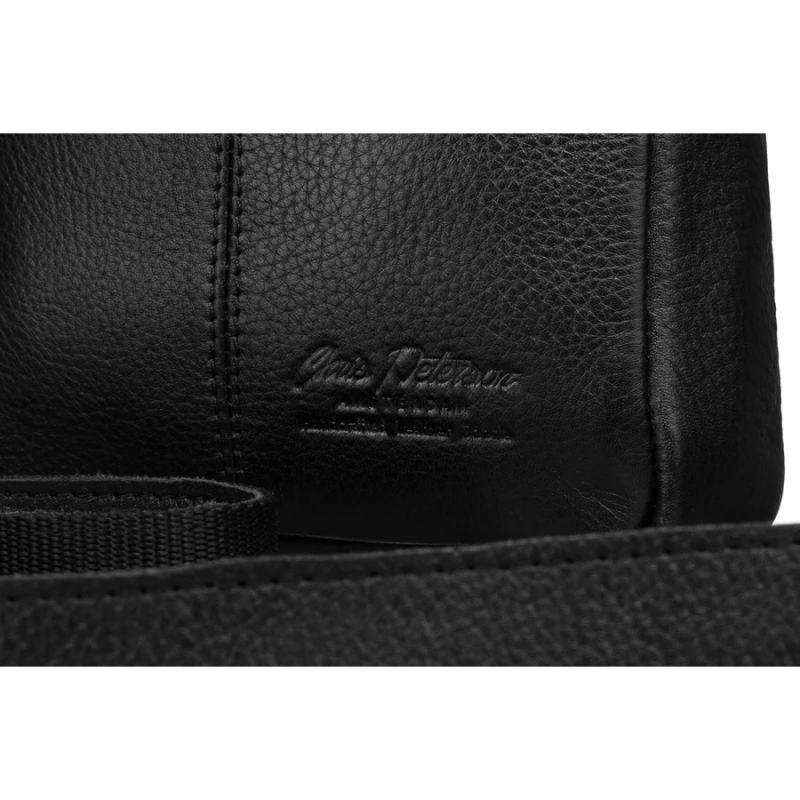 Listonoszka męska na ramię w czarnym kolorze zamykana na suwak i zawieszona na regulowanym pasku - Peterson