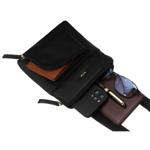 Skórzana listonoszka męska w czarnym kolorze, zawieszona na regulowanym pasku i zamykana suwakiem - Peterson