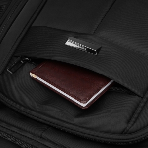 Miejski, pojemny plecak z poliestru w czarnym kolorze zawieszony na regulowanych szelkach - Peterson