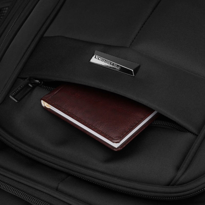 Miejski, pojemny plecak z poliestru w czarnym kolorze zawieszony na regulowanych szelkach - Peterson