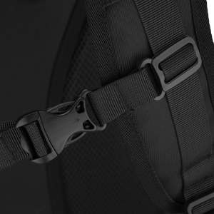 Miejski, pojemny plecak z poliestru w czarnym kolorze zawieszony na regulowanych szelkach - Peterson