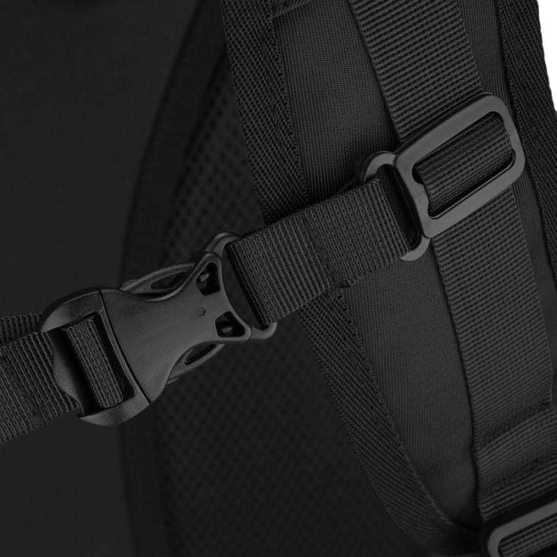 Miejski, pojemny plecak z poliestru w czarnym kolorze zawieszony na regulowanych szelkach - Peterson