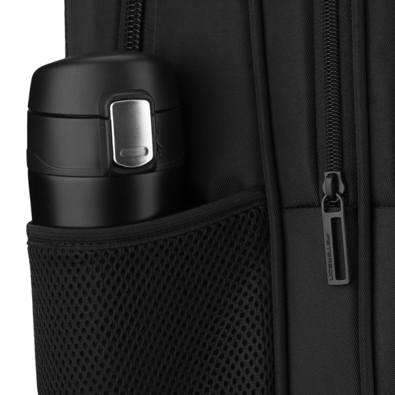 Miejski, pojemny plecak z poliestru w czarnym kolorze zawieszony na regulowanych szelkach - Peterson