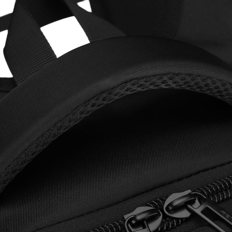 Miejski, pojemny plecak z poliestru w czarnym kolorze zawieszony na regulowanych szelkach - Peterson