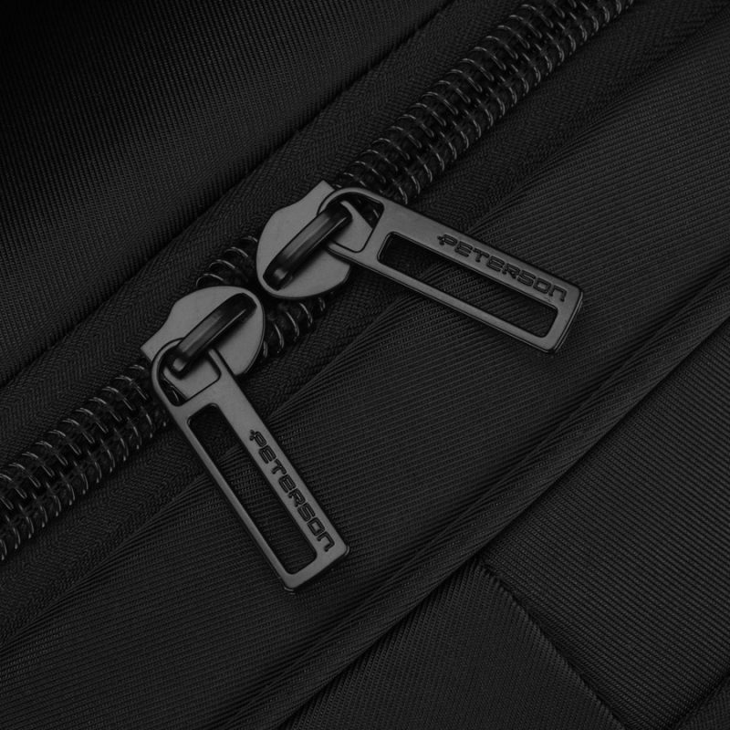 Miejski, pojemny plecak z poliestru w czarnym kolorze zawieszony na regulowanych szelkach - Peterson
