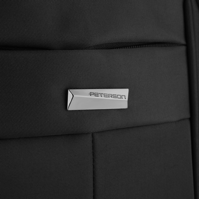 Miejski, pojemny plecak z poliestru w czarnym kolorze zawieszony na regulowanych szelkach - Peterson