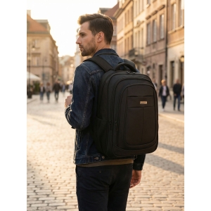 Miejski, pojemny plecak z poliestru w czarnym kolorze zawieszony na regulowanych szelkach - Peterson