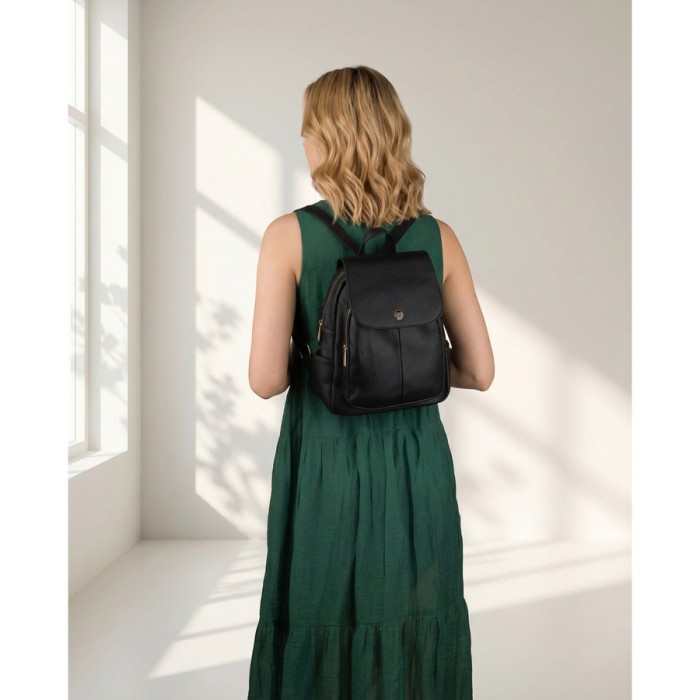 Mały plecak damski z klapką czarny ze skóry ekologicznej miejski - Peterson