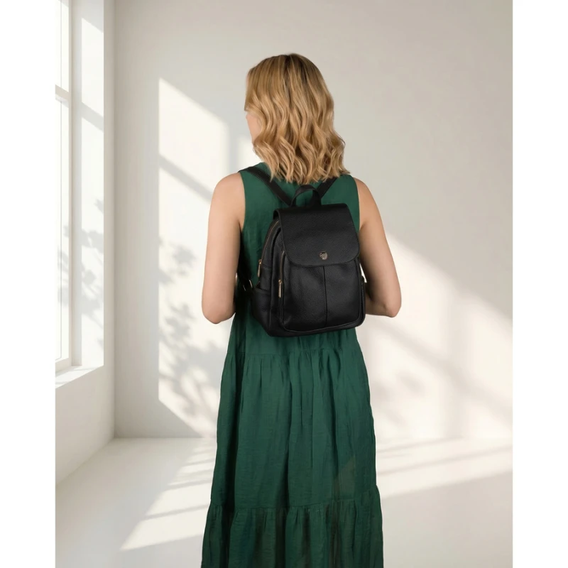 Mały plecak damski z klapką czarny ze skóry ekologicznej miejski - Peterson