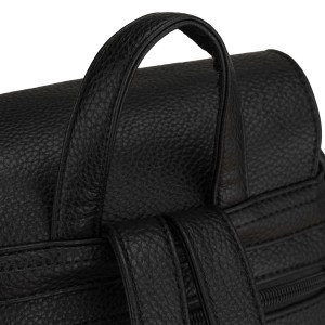 Mały plecak damski z klapką czarny ze skóry ekologicznej miejski - Peterson