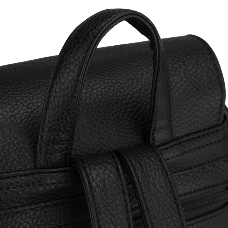 Mały plecak damski z klapką czarny ze skóry ekologicznej miejski - Peterson