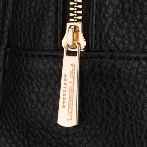 Mały plecak damski z klapką czarny ze skóry ekologicznej miejski - Peterson