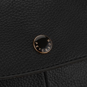 Mały plecak damski z klapką czarny ze skóry ekologicznej miejski - Peterson