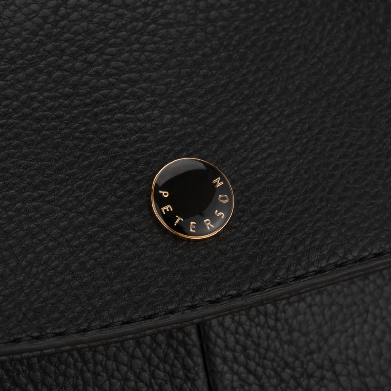Mały plecak damski z klapką czarny ze skóry ekologicznej miejski - Peterson
