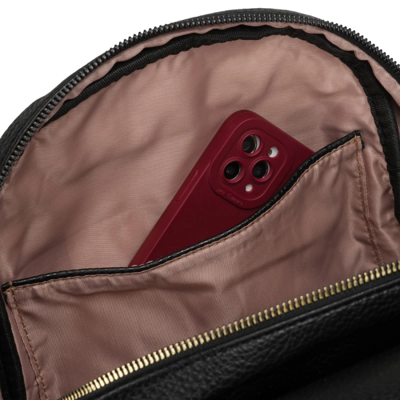 Mały plecak damski z klapką czarny ze skóry ekologicznej miejski - Peterson