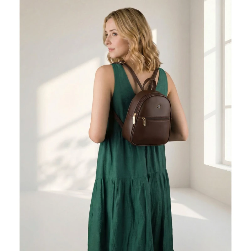 Brązowy mały plecak damski mini plecaczek ze skóry ekologicznej modny na suwak - Peterson