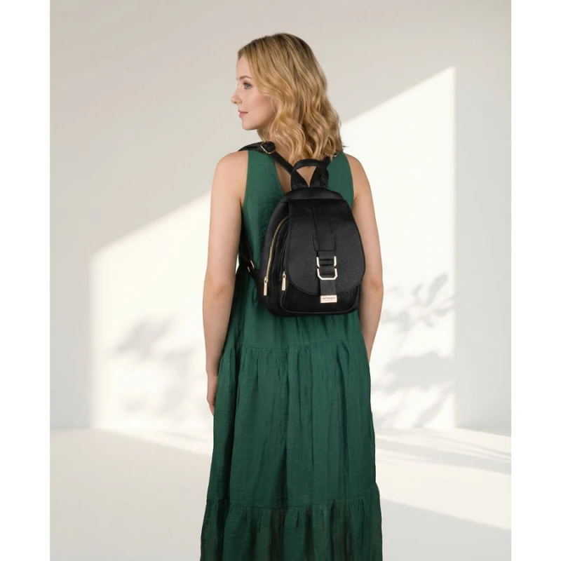 Mały czarny plecak damski ze skóry ekologicznej miejski modny z klapką - Peterson